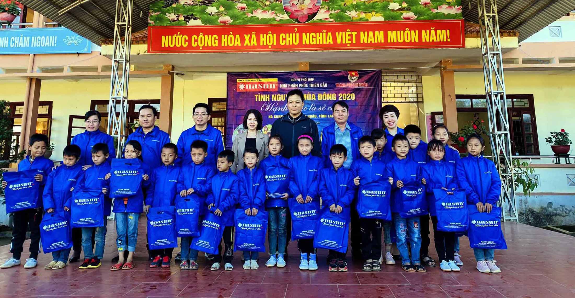 Đại diện lãnh đạo Thành đoàn Lai Châu, Công ty TNHH Sơn Nam Kinh tặng áo ấm cho học sinh Trường Tiểu học Sùng Phài (thành phố Lai Châu).