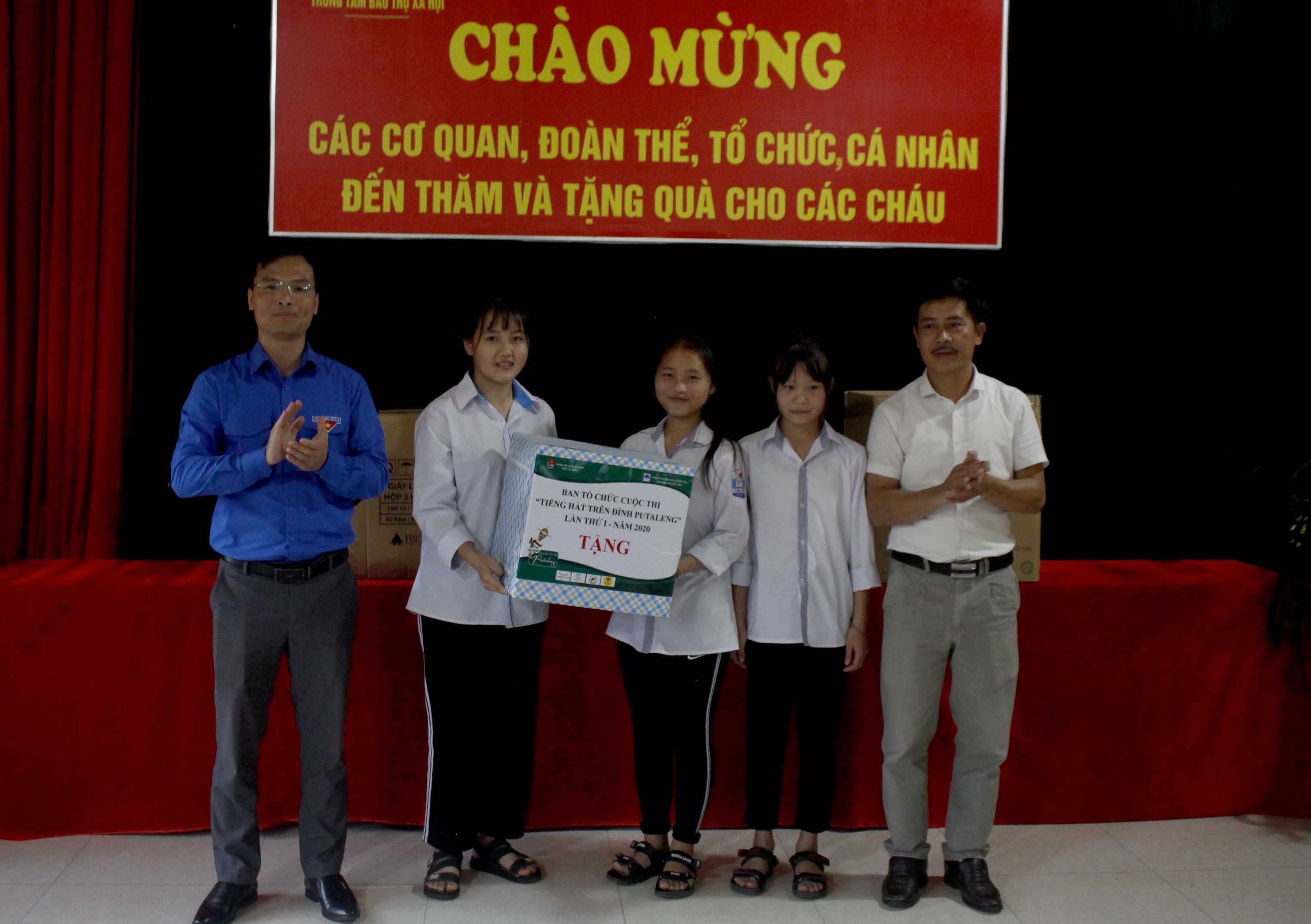 Đại diện Ban tổ chức Cuộc thi “Tiếng hát trên đỉnh Putaleng” trao quà cho các em nhỏ tại Trung tâm Bảo trợ xã hội tỉnh. 