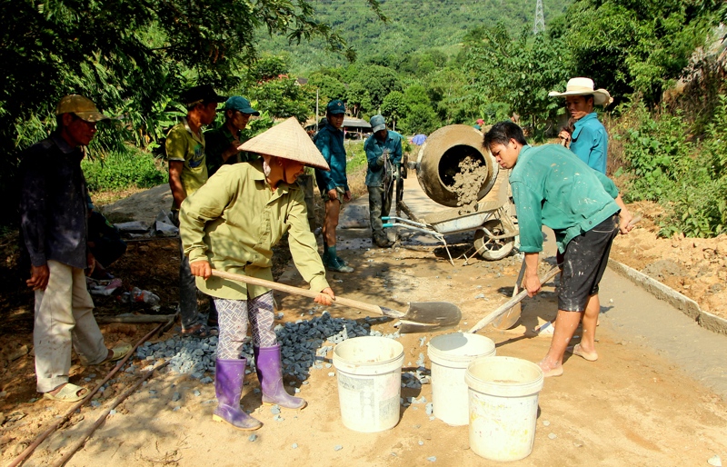 Người dân xã Nậm Hàng (huyện Nậm Nhùn) hăng hái đóng góp ngày công làm đường nông thôn mới.