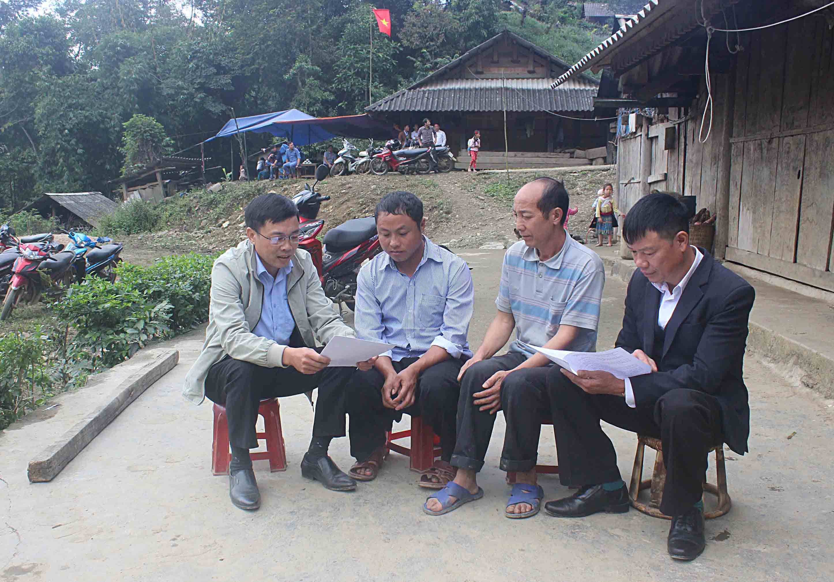 Ủy viên Ban Chấp hành Đảng ủy xã Thèn Sin kiểm tra nội dung sinh hoạt ở Chi bộ bản Pan Khèo.