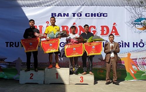 Đồng chí Nguyễn Đức Trưởng - Trưởng Phòng Văn hóa - Thông tin huyện trao giải Nhất, Nhì, Ba cho các đội đoạt giải Khối các cơ quan huyện.