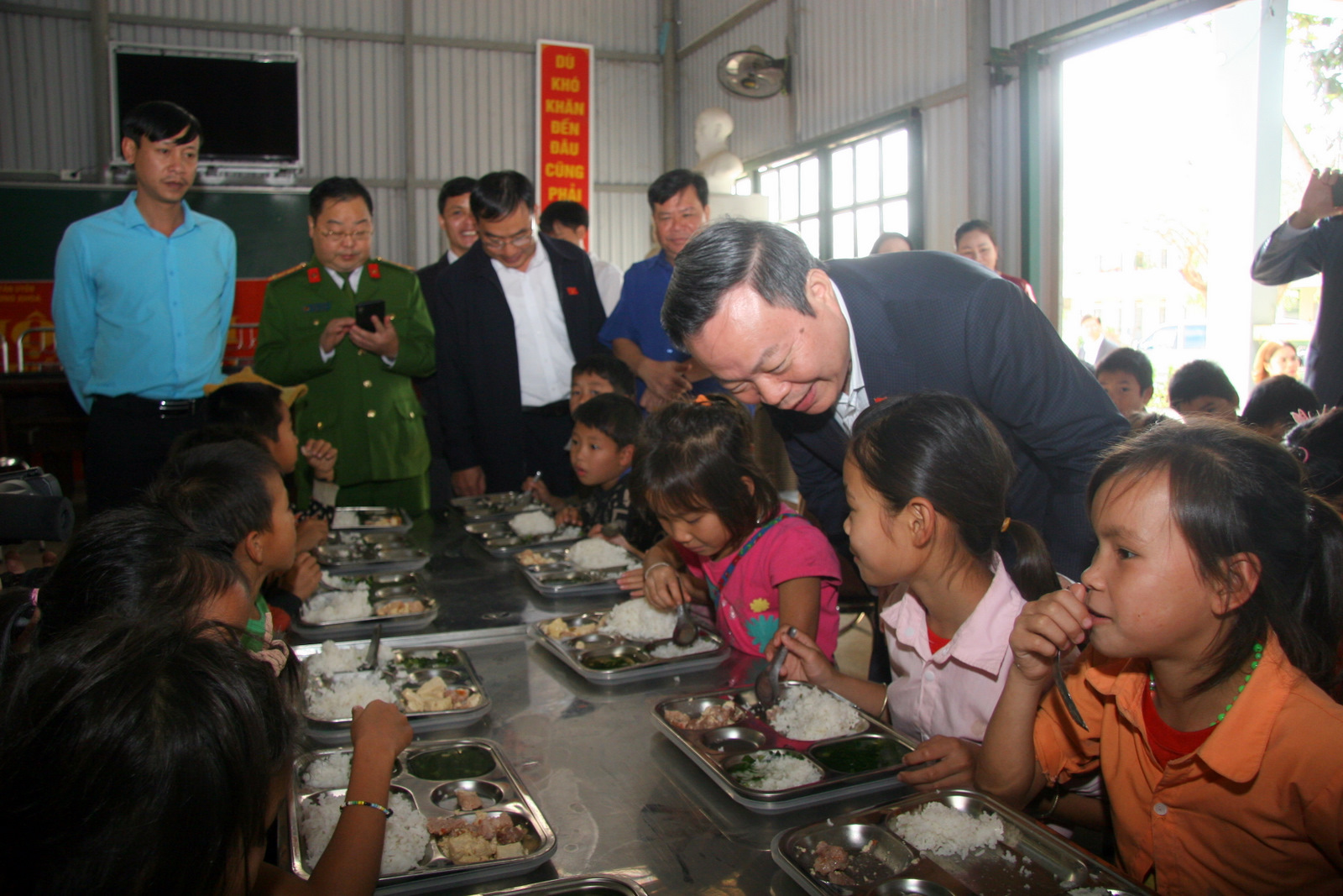 Phó Chủ tịch Quốc hội Phùng Quốc Hiển thăm trò chuyện với học sinh Trường PTDTBT Tiểu học xã Mường Khoa, huyện Tân Uyên.