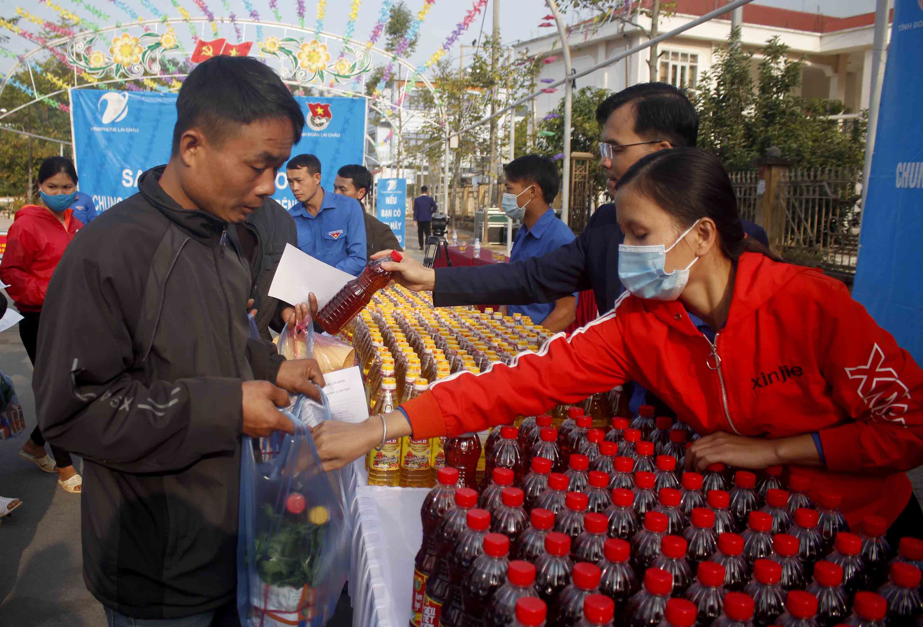Đoàn viên hỗ trợ người dân huyện Than Uyên chọn quà tại chương trình “Gian hàng 0 đồng”.   
