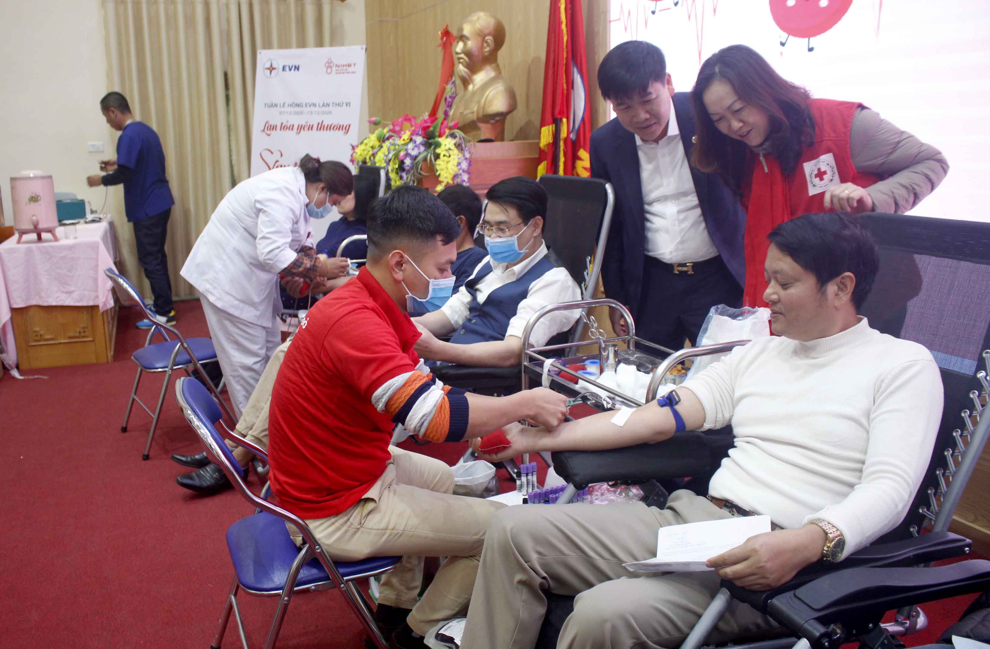 Cán bộ, nhân viên Công ty Điện lực Lai Châu tham gia hiến máu tình nguyện.  