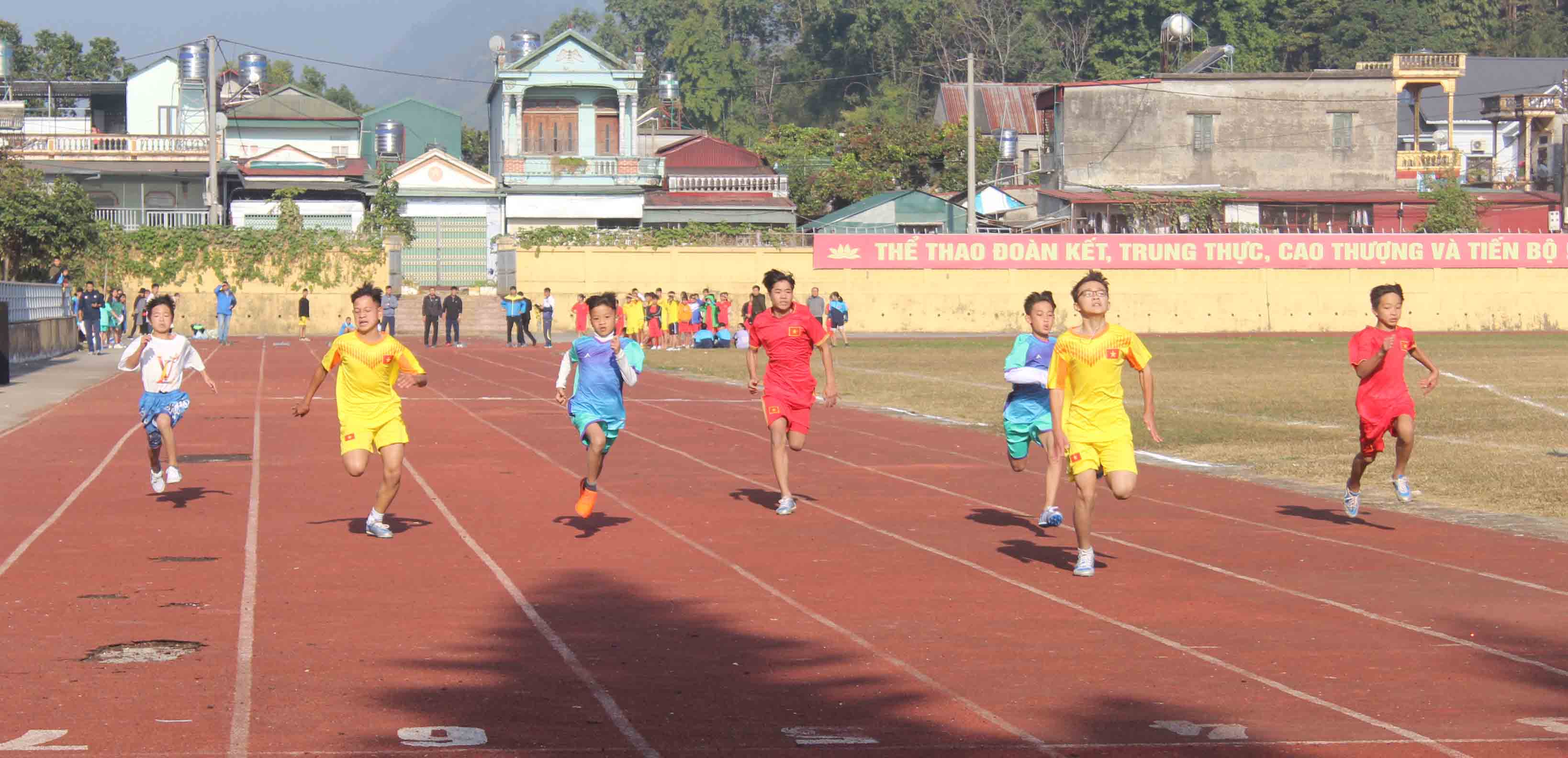 Vận động viên nam thi chạy xa 100m.