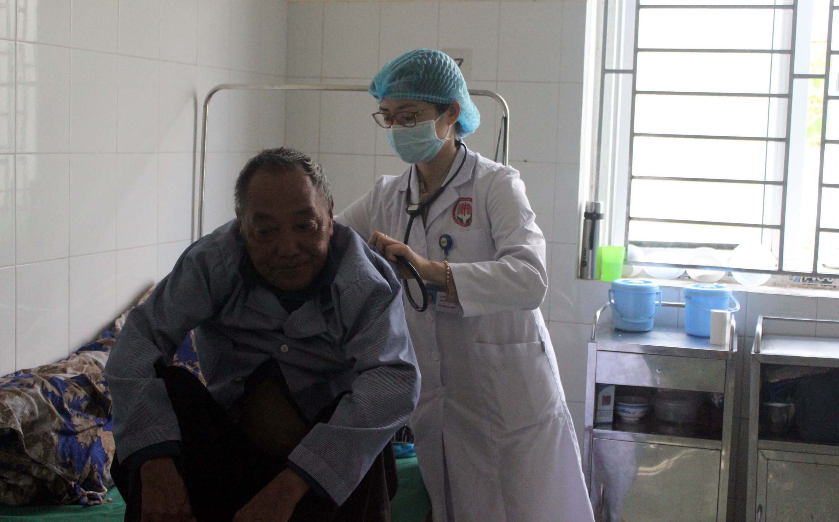 Bác sỹ của Bệnh viện Phổi tỉnh thăm khám sức khỏe cho người cao tuổi.  