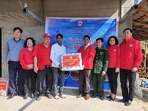 Đại diện Hội Chữ thập đỏ các tỉnh trong Cụm thi đua số 1 trao nhà chữ thập đỏ cho hộ nghèo xã Vàng Ma Chải.