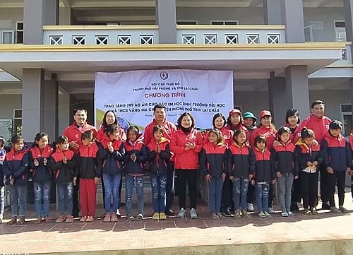 Đại diện Hội Chữ thập đỏ tỉnh, thành phố Hải Phòng và các tỉnh miền núi phía Bắc trao áo ấm cho các em học sinh Trường Phổ thông Dân tộc bán trú Trung học xã Vàng Ma Chải.