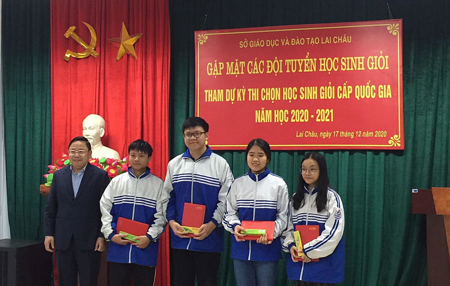 Đồng chí Đinh Trung Tuấn - Giám đốc Sở Giáo dục và Đào tạo tặng quà động viên các em học sinh trước Kỳ thi học sinh giỏi cấp Quốc gia năm học 2020-2021.