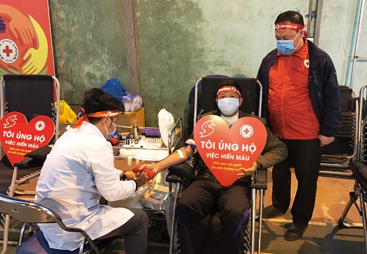 Tình nguyện viên huyện Tân Uyên hiến máu tại chương trình "Chủ nhật đỏ".