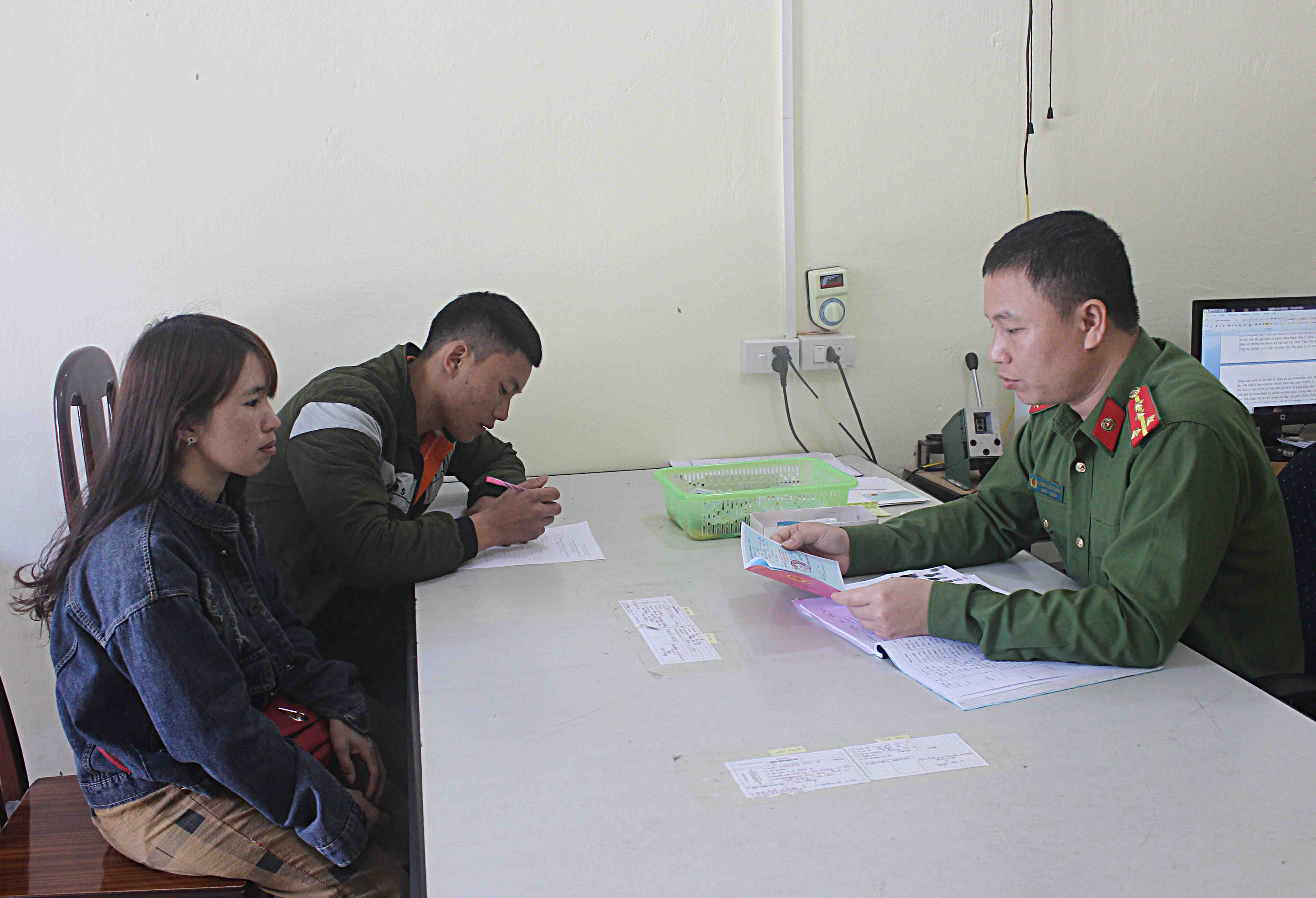 Cán bộ Đội Cảnh sát QLHC về TTXH, Công an huyện Tam Đường tiếp công dân.