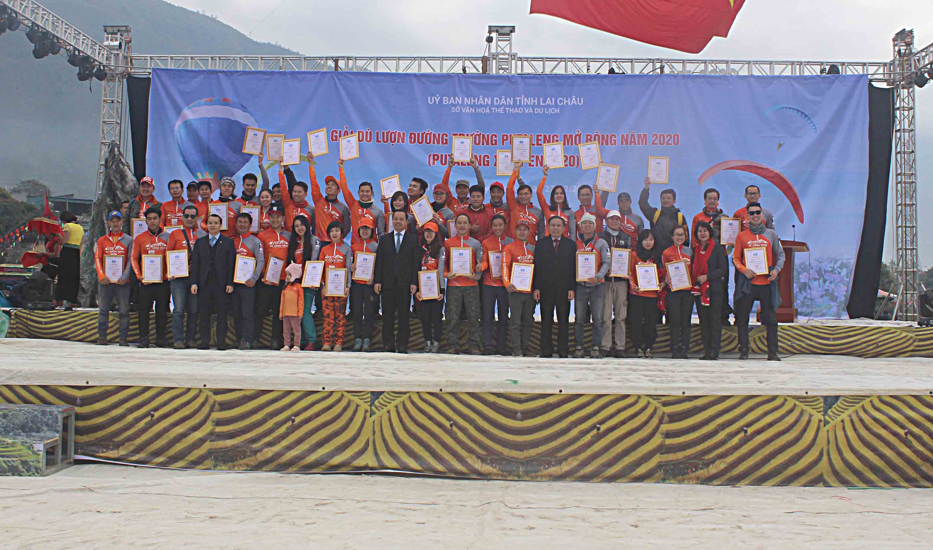 Các đồng chí lãnh đạo tỉnh trao giấy chứng nhận tham gia Giải thi đấu dù lượn đường trường Putaleng XC Open 2020 cho các phi công.