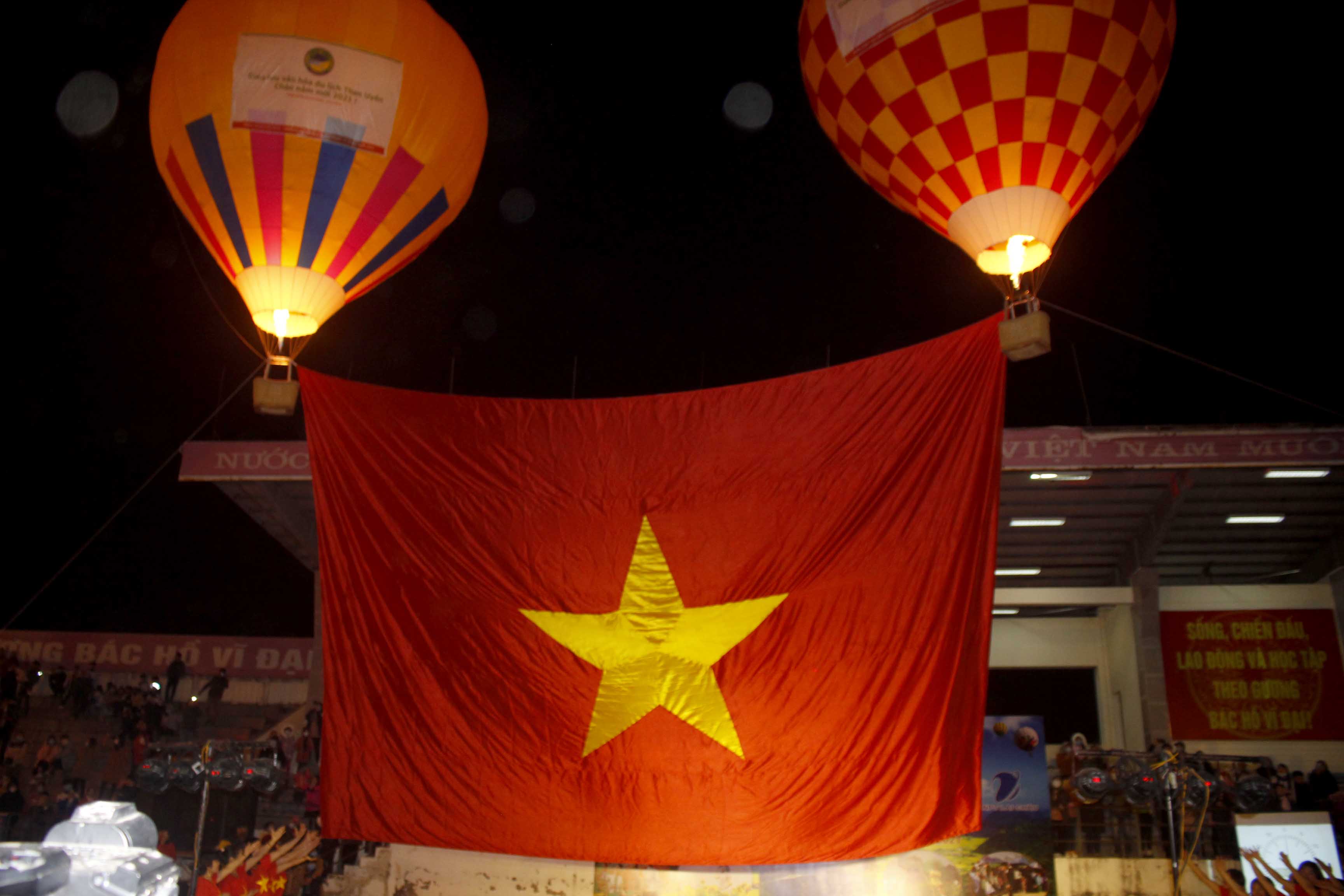 Màn trình diễn lá cờ đỏ sao vàng bay lên bằng Khinh khí cầu tại “Đêm Countdown” chào đón năm mới 2021 của huyện Than Uyên. 