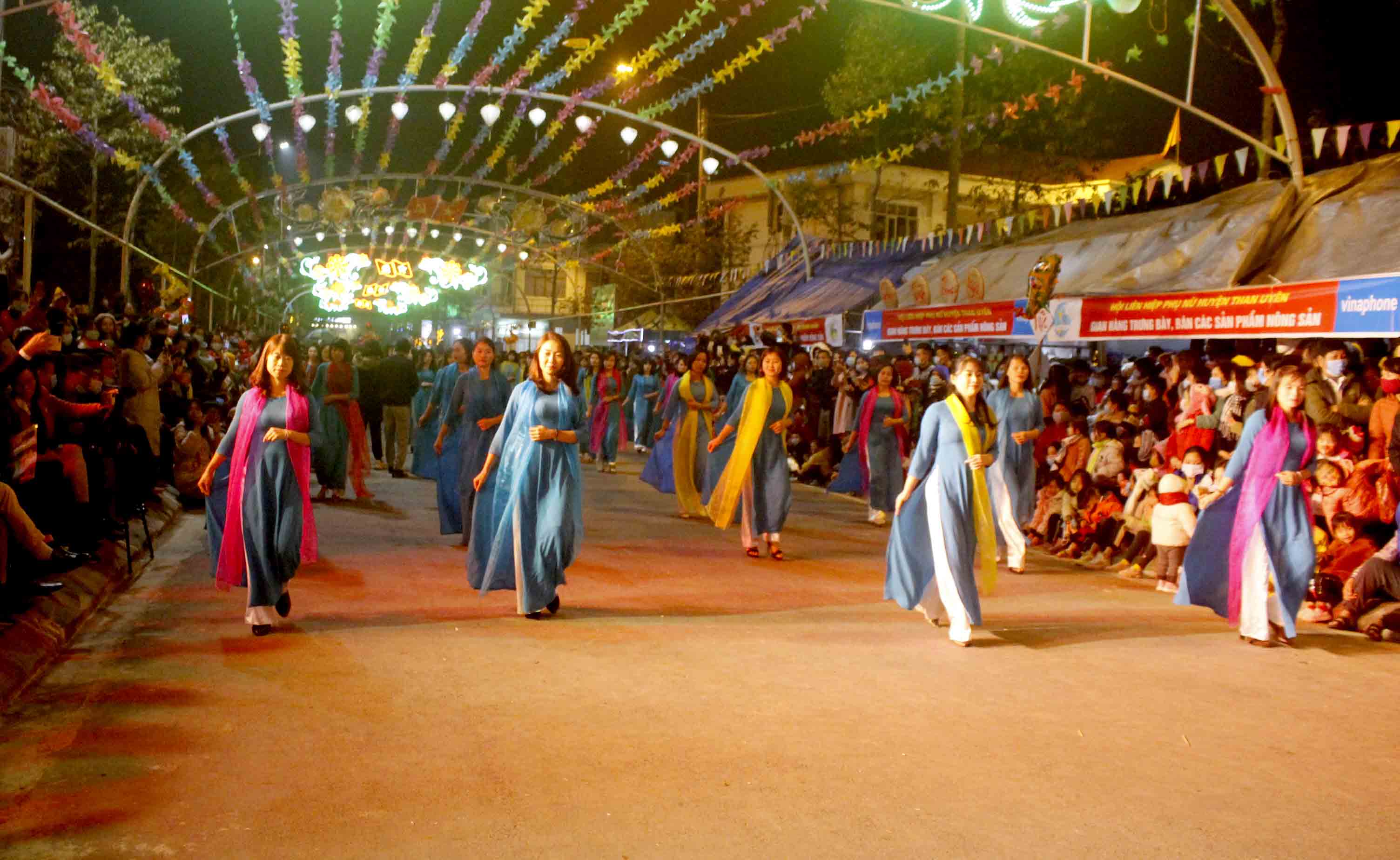 Phần Lễ hội áo dài độc đáo trong Lễ khai mạc Chương trình giao lưu văn hóa – du lịch huyện Than Uyên, chào đón năm 2021. 