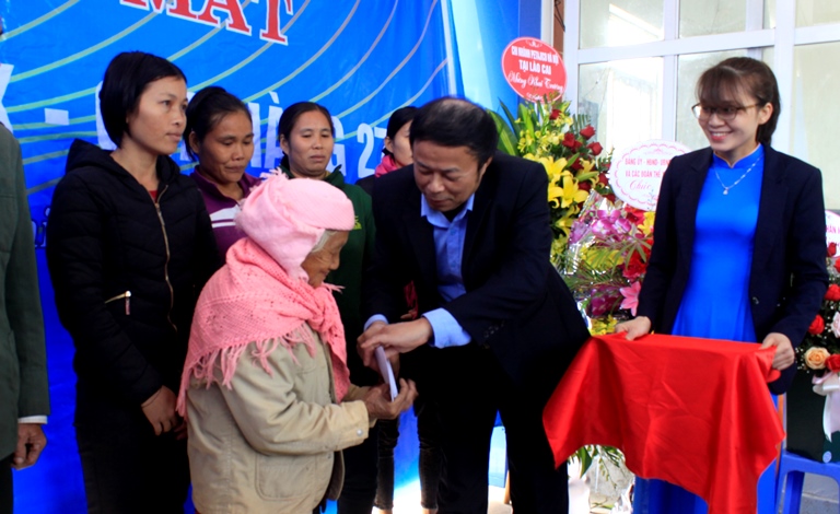 Ông Vũ Trọng Trung – Bí thư Đảng ủy, Chủ tịch kiêm Giám đốc Công ty Xăng dầu Lai Châu tặng quà các gia đình khó khăn, chính sách trên địa bàn xã Chăn Nưa. 