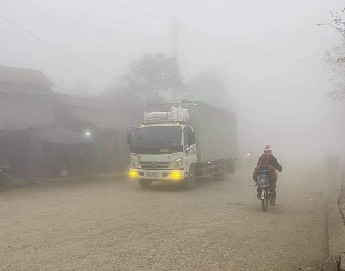Nhiều địa phương trong tỉnh sương mù phủ kín, ảnh hưởng đến tầm nhìn của người tham gia giao thông. Ảnh chụp lúc 16h tại thị trấn Sìn Hồ, huyện Sìn Hồ.