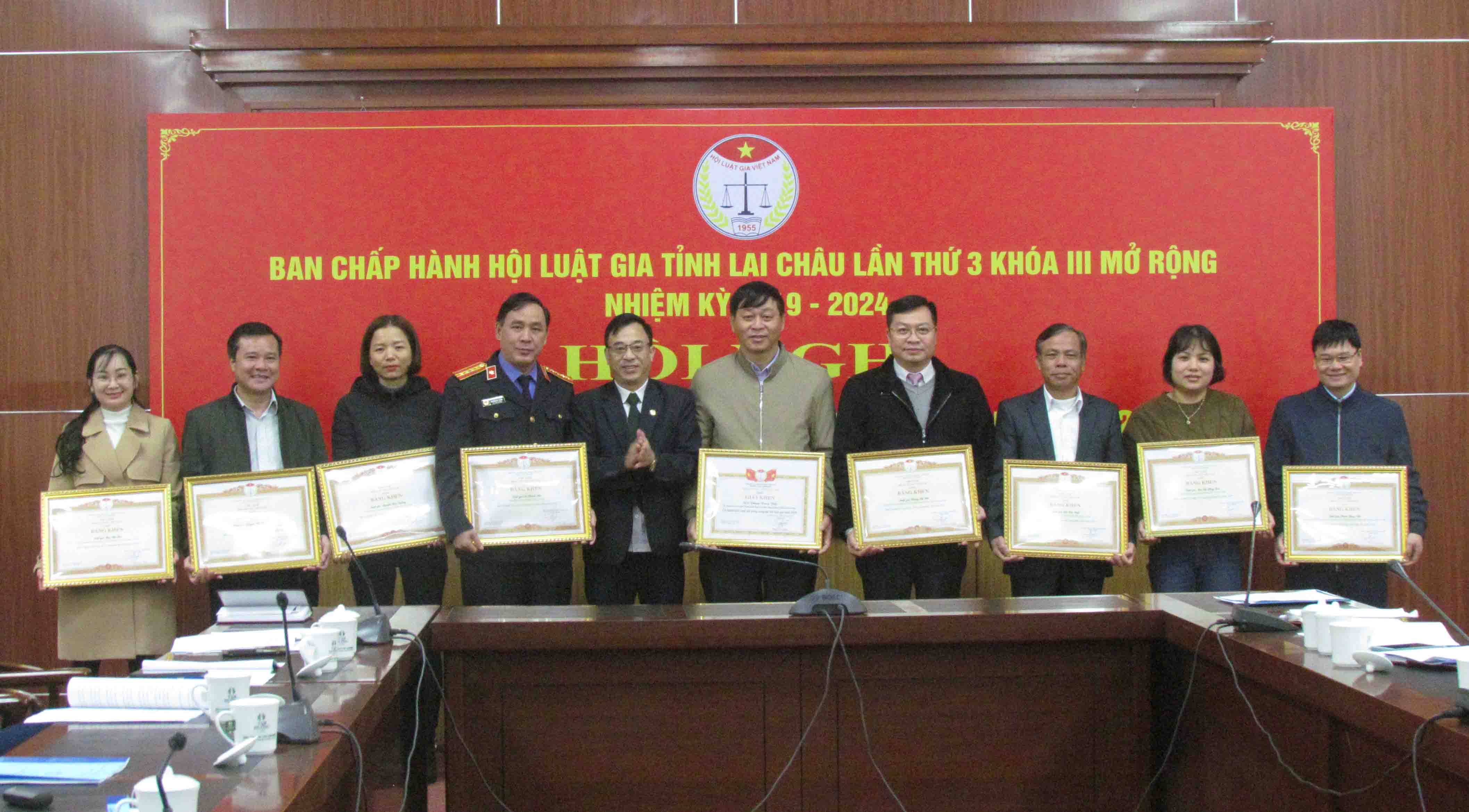 9515 Đồng chí Nguyễn Cảnh Phương - Chủ tịch Hội Luật gia tỉnh trao Bằng khen của Trung ương Hội Luật gia Việt Nam cho các cá nhân.