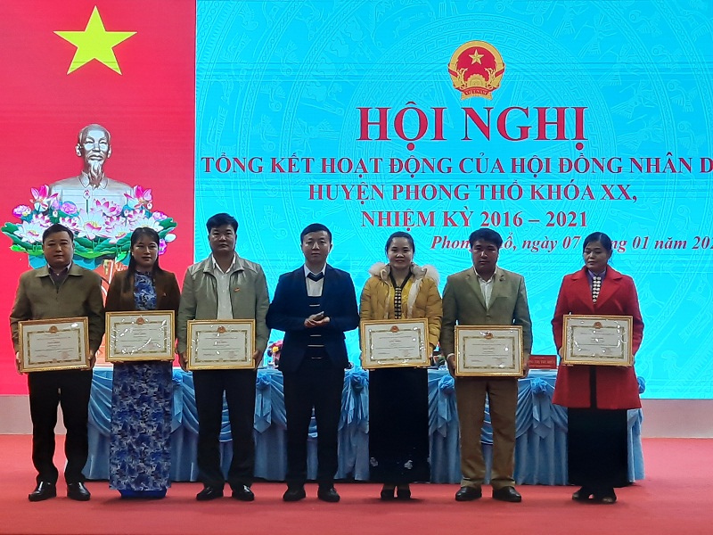 Đồng chí Sùng A Nủ-Tỉnh ủy viên, Bí thư huyện ủy Phong Thổ thay mặt lãnh đạo huyện tặng Giấy khen cho các tập thể có thành tích xuất sắc trong hoạt động HĐND huyện nhiệm kỳ 2016-2021.