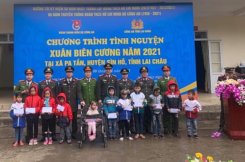 Đoàn công tác trao tặng quà cho 10 em học sinh có hoàn cảnh đặc biệt khó khăn trên địa bàn xã Pa Tần.  