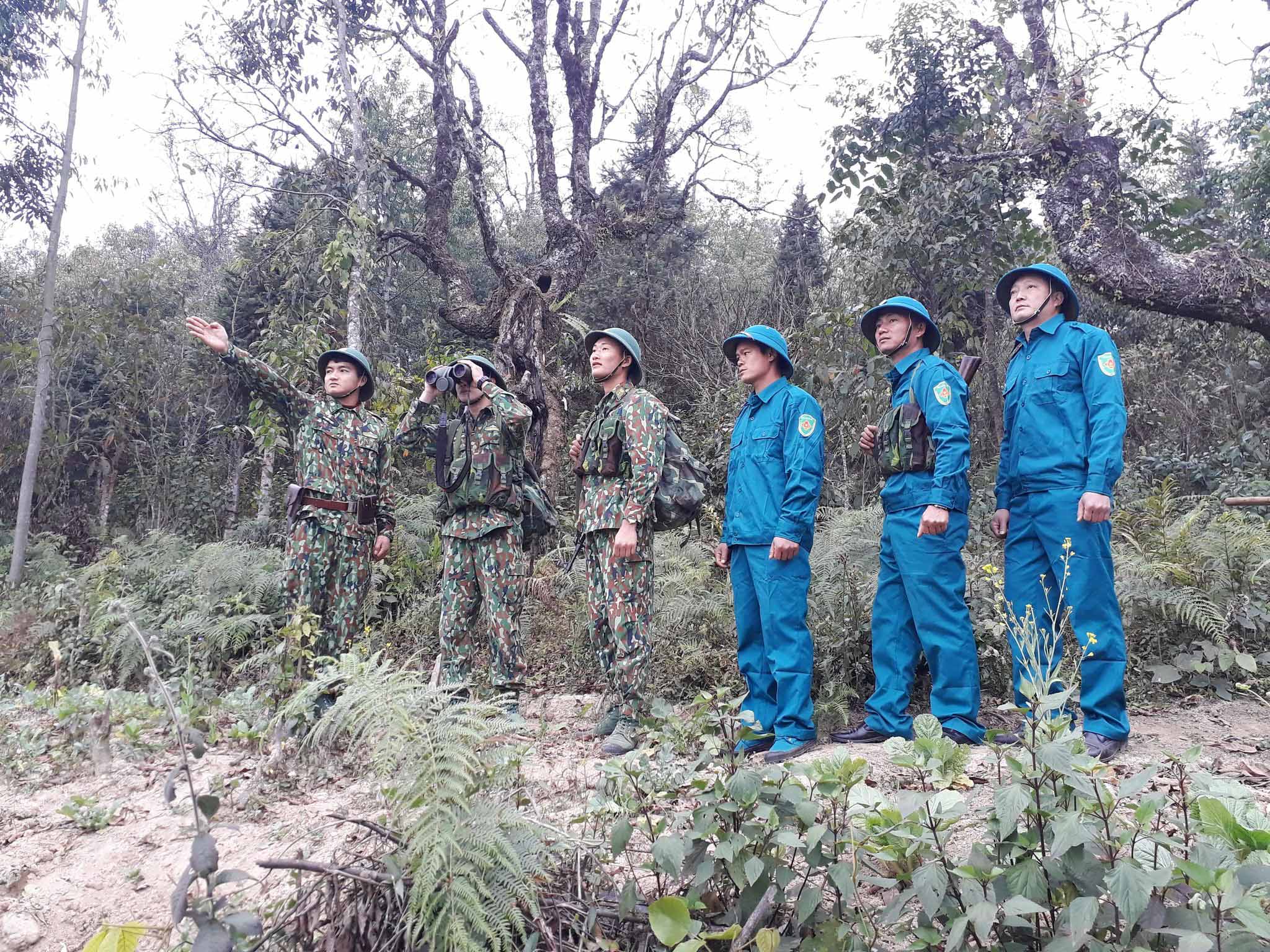 Cán bộ, chiến sĩ Đồn Biên phòng Sì Lở Lầu cùng lực lượng dân quân tuần tra bảo vệ đường biên.