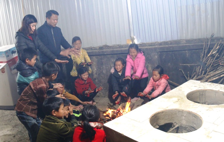 Thầy cô giáo và các em học sinh Trường Tiểu học Tả Phìn (huyện Sìn Hồ) sưởi ấm trong những ngày rét đậm, rét hại. 