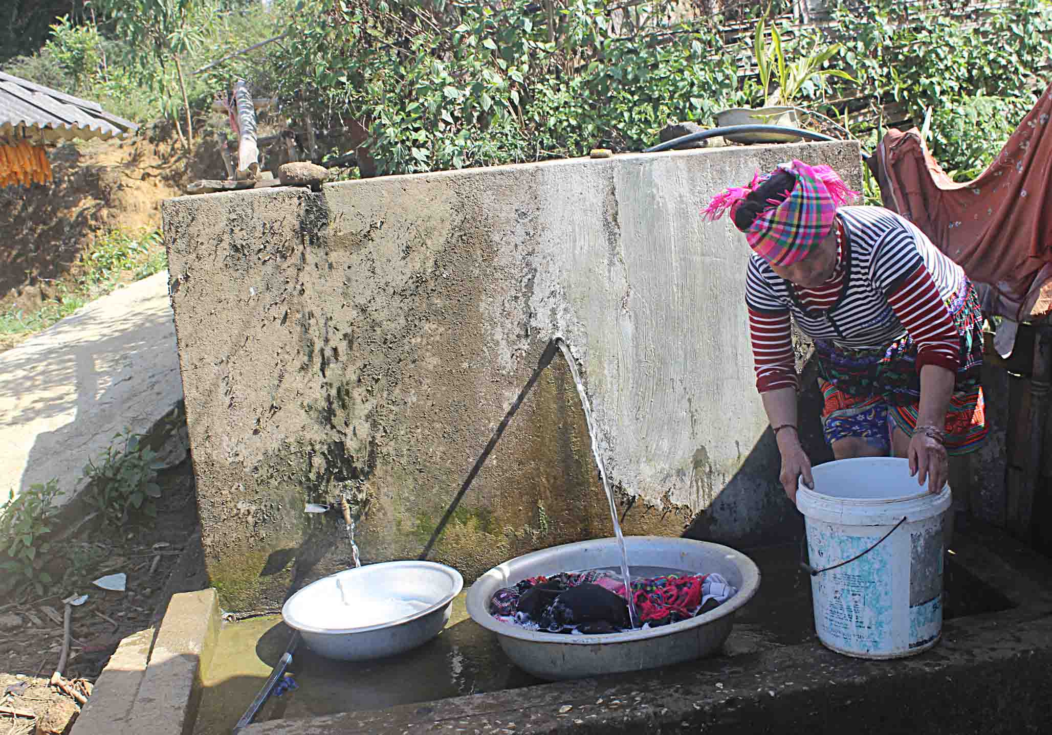 Người dân bản Giang Ma (xã Giang Ma) sử dụng nước sinh hoạt hợp vệ sinh.