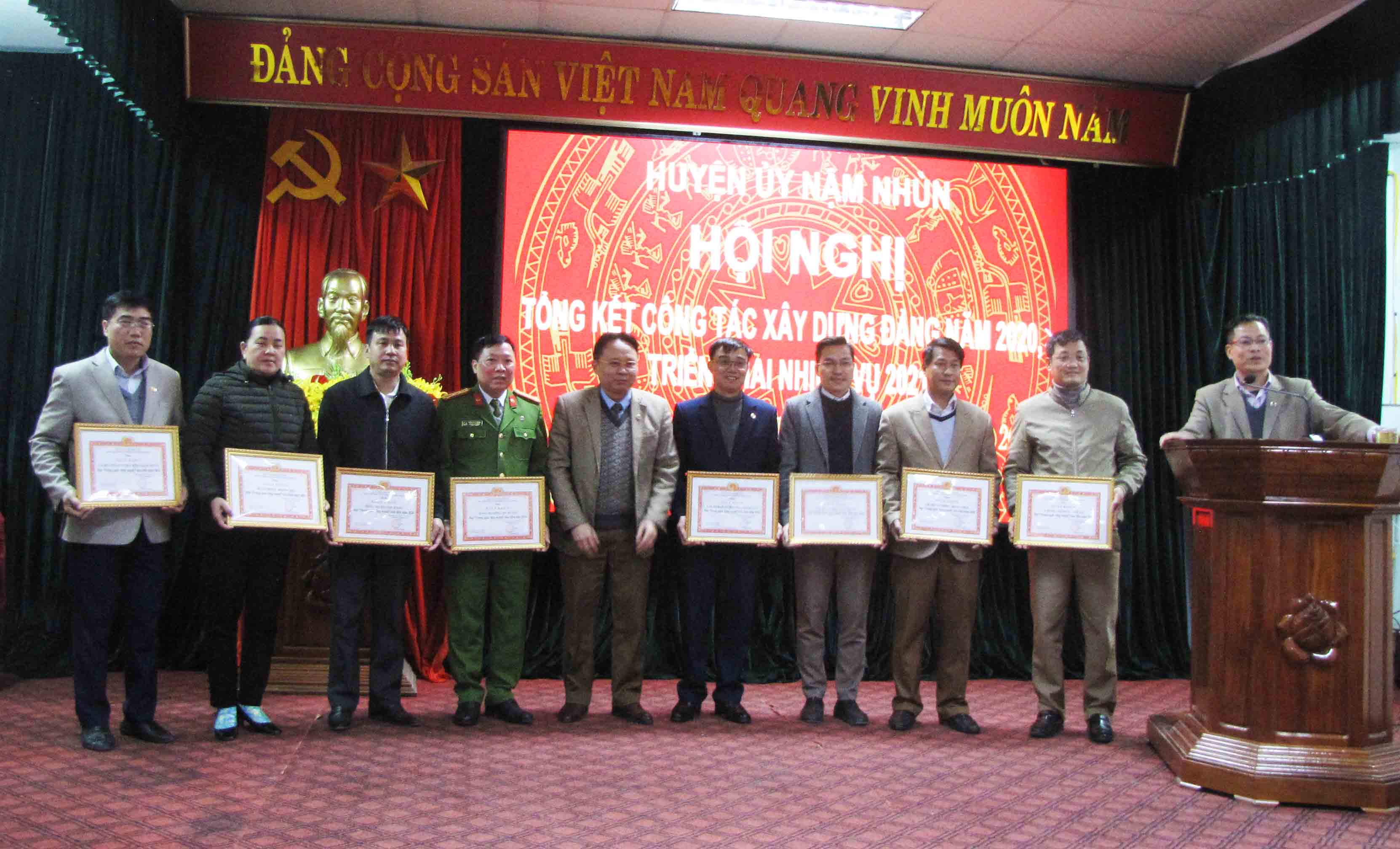 Đồng chí Trần Quốc Khanh – Bí thư Huyện ủy Nậm Nhùn tăng Giấy khen các tổ chức Đảng đạt trong sạch vững mạnh