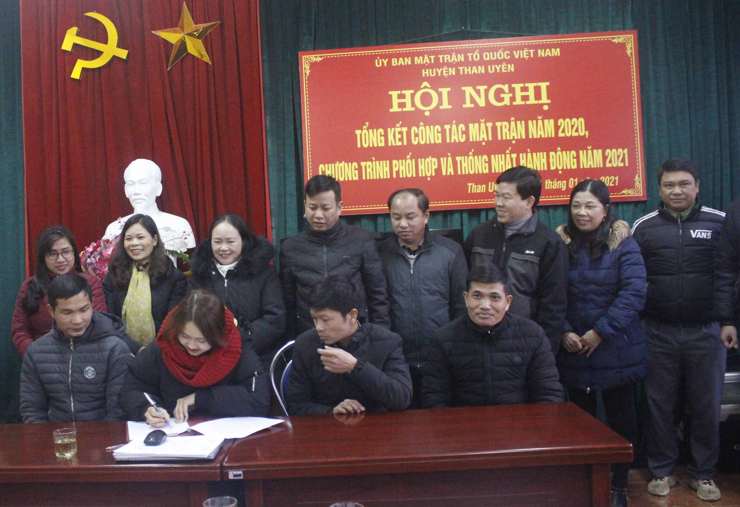 Đại diện MTTQ các xã, thị trấn huyện Than Uyên ký kết thực hiện giao ước thi đua năm 2021. 