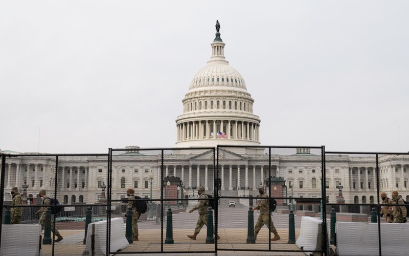 Dựng hàng rào an ninh chung quanh Đồi Capitol sau khi những người ủng hộ ông Trump xông vào tòa nhà này. (Ảnh: Reuters)