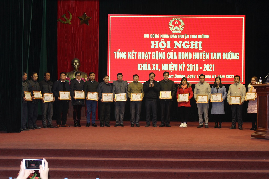 Đồng chí Trần Văn Sứng – Phó Chủ tịch UBND huyện Tam Đường trao giấy khen cho các cá nhân.