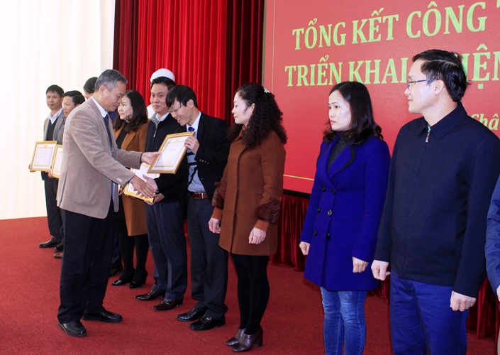Đồng chí Lê Văn Lương – Bí thư Đảng ủy Khối Các cơ quan và Doanh nghiệp tỉnh tặng giấy khen cho các tổ chức cơ sở Đảng hoàn thành xuất sắc nhiệm vụ năm 2020.