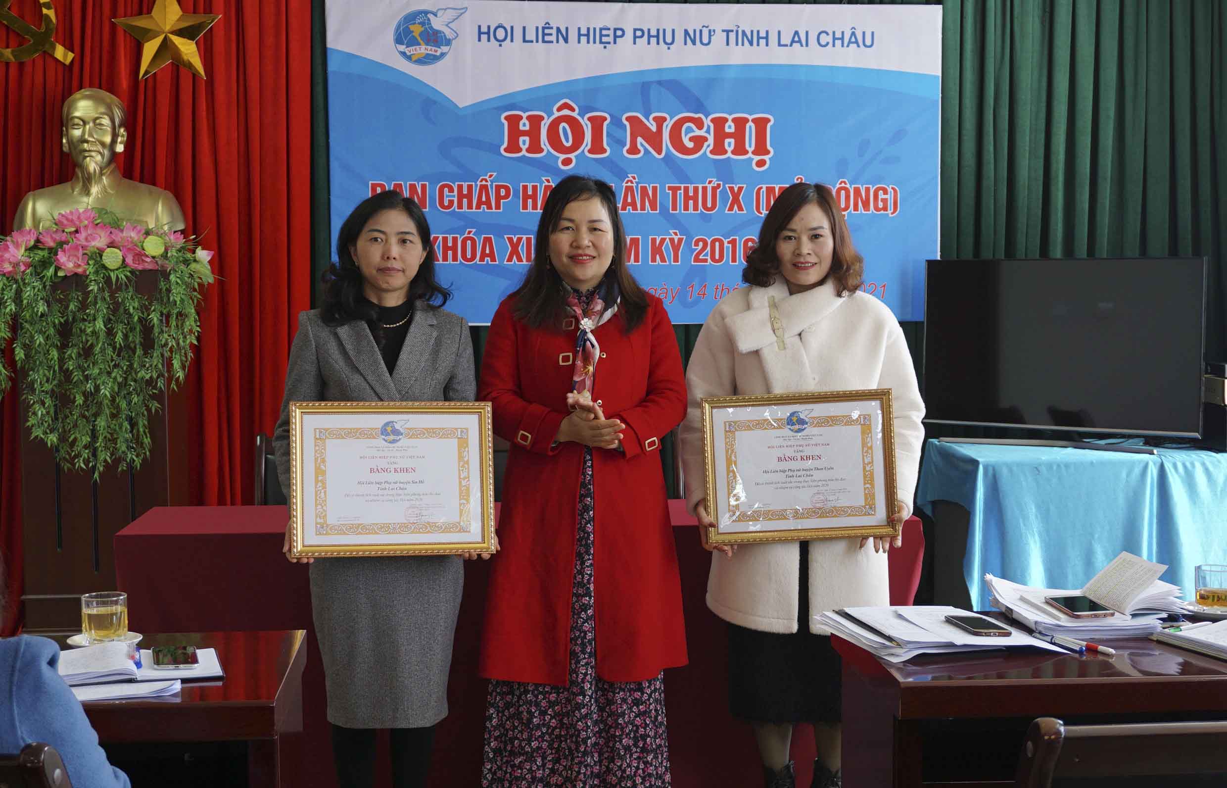 Đồng chí Khoàng Thị Thanh Nga - Chủ tịch Hội LHPN tỉnh trao Bằng khen của Đoàn Chủ tịch Trung ương Hội LHPN Việt Nam cho các tập thể.