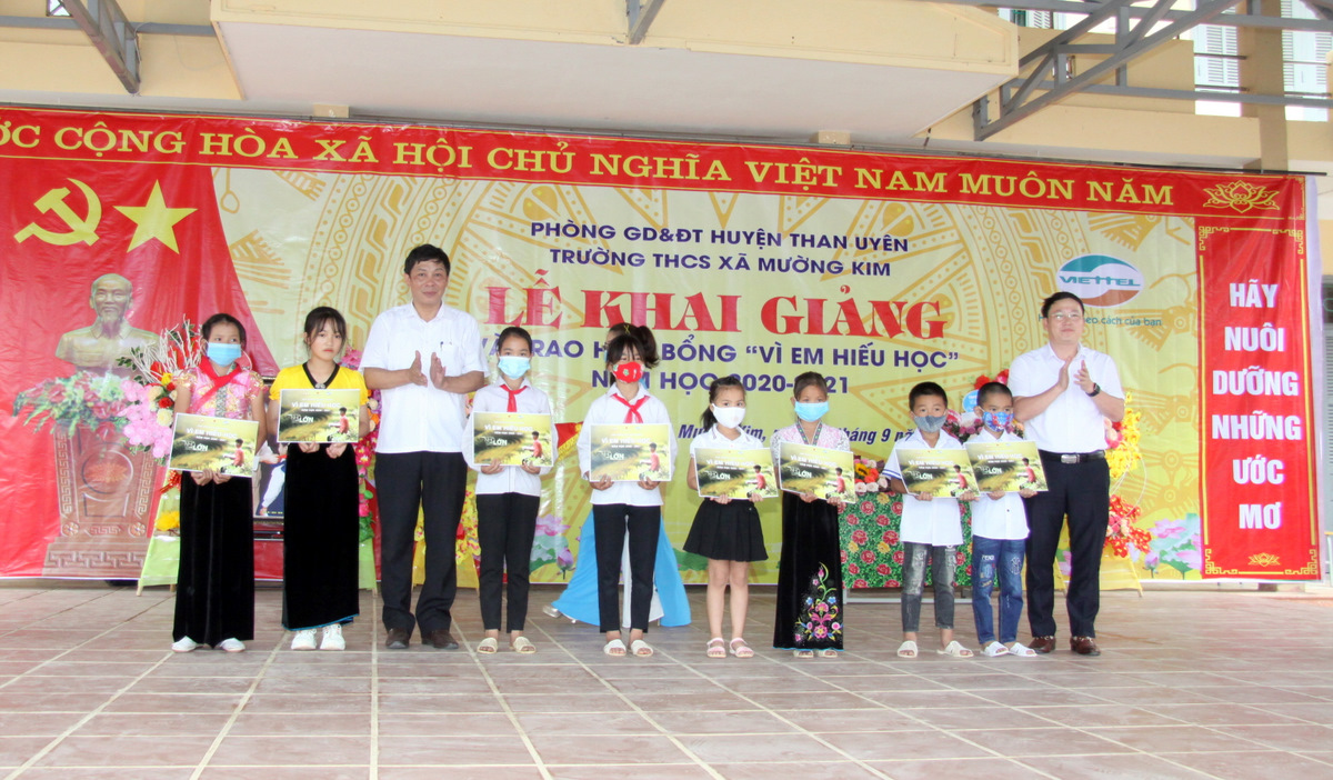 Lãnh đạo huyện Than Uyên trao phần thưởng “Vì em hiếu học” cho học sinh Trường THCS xã Mường Kim có hoàn cảnh khó khăn vươn lên học giỏi.