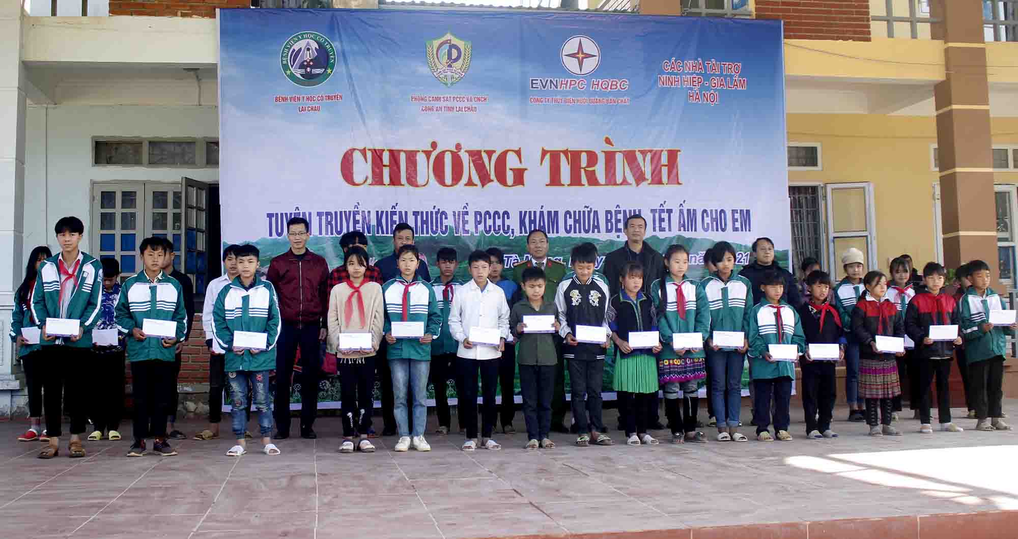 Ban tổ chức Chương trình tặng quà cho học sinh mồ côi trên địa bàn xã Tà Mung (huyện Than Uyên). 