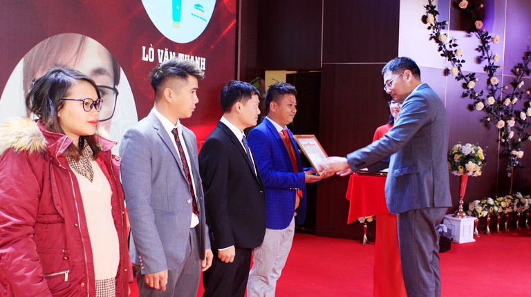 Ông Đào Như Quỳnh – Giám đốc Viettel Lai Châu tặng giấy khen cho các nhân viên điểm bán hoàn thành xuất sắc nhiệm vụ năm 2020.   