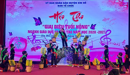Tiết mục múa Vũ điệu Cao nguyên của các thí sinh thuộc Đội liên trường xã Phăng Sô Lin.