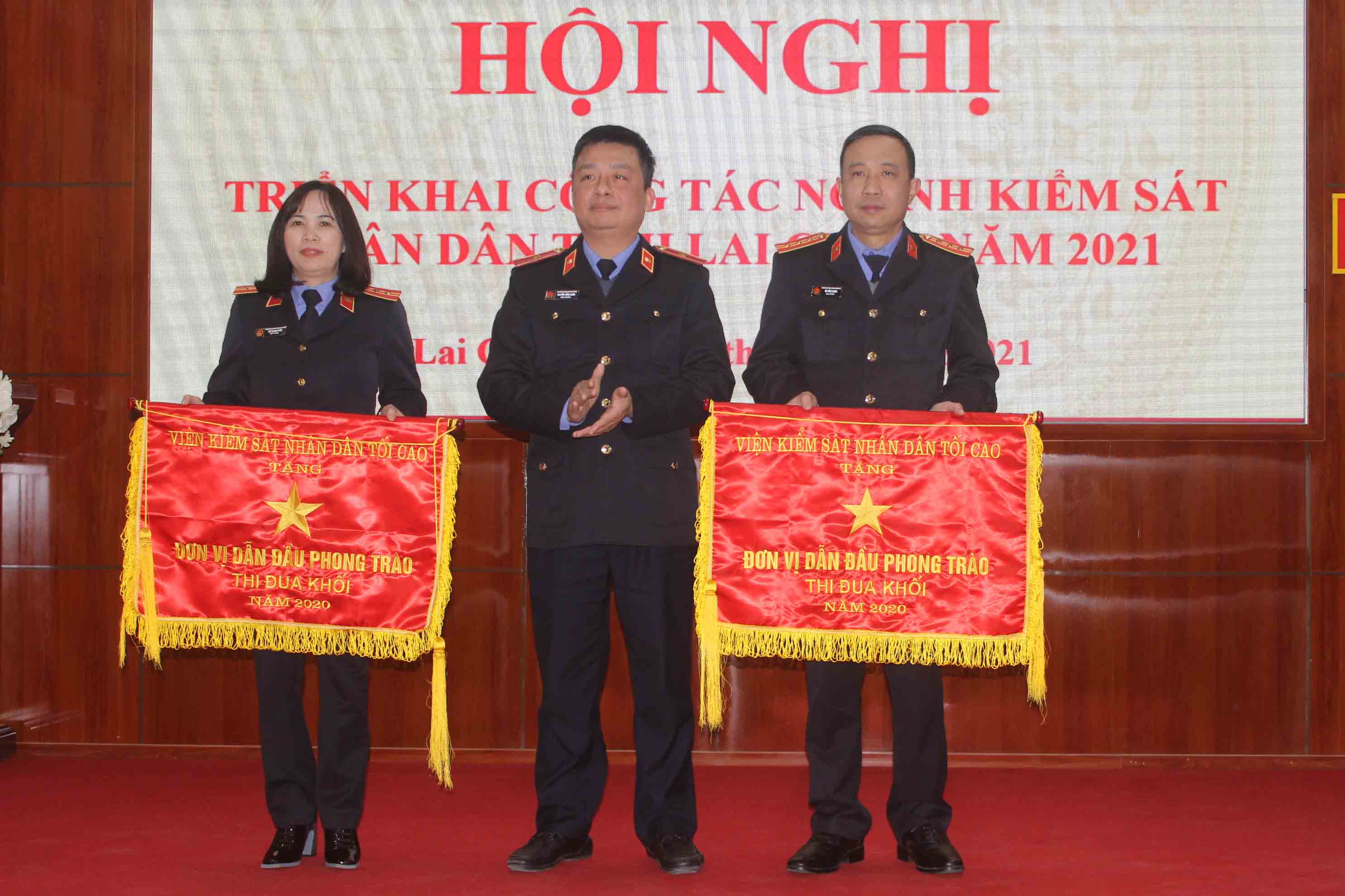 Lãnh đạo Viện KSND tỉnh tặng Cờ thi đua dẫn đầu Khối cho 2 đơn vị.
