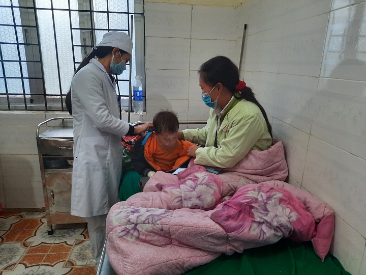 Các y, bác sĩ thăm khám cho bệnh nhân nhi tại Bệnh viện Đa khoa huyện Phong Thổ