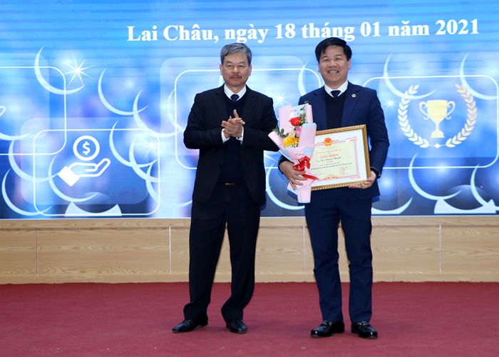 Ông Lê Quang Thái – Phó Tổng Giám đốc Công ty Điện lực miền Bắc tặng Giấy khen cho Giám đốc Điện lực Lai Châu đã hoàn thành xuất sắc nhiệm vụ năm 2020.