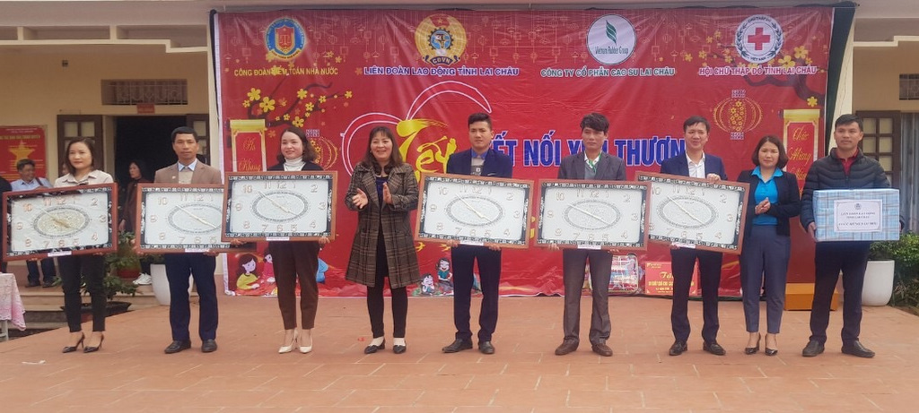 Lãnh đạo Liên đoàn Lao động tỉnh trao quà cho các đơn vị trường học và Nông trường cao su Nậm Tăm (huyện Sìn Hồ).  