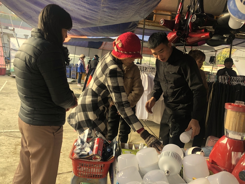 Người dân mua hàng tại Hội chợ Thương mại huyện Sìn Hồ 