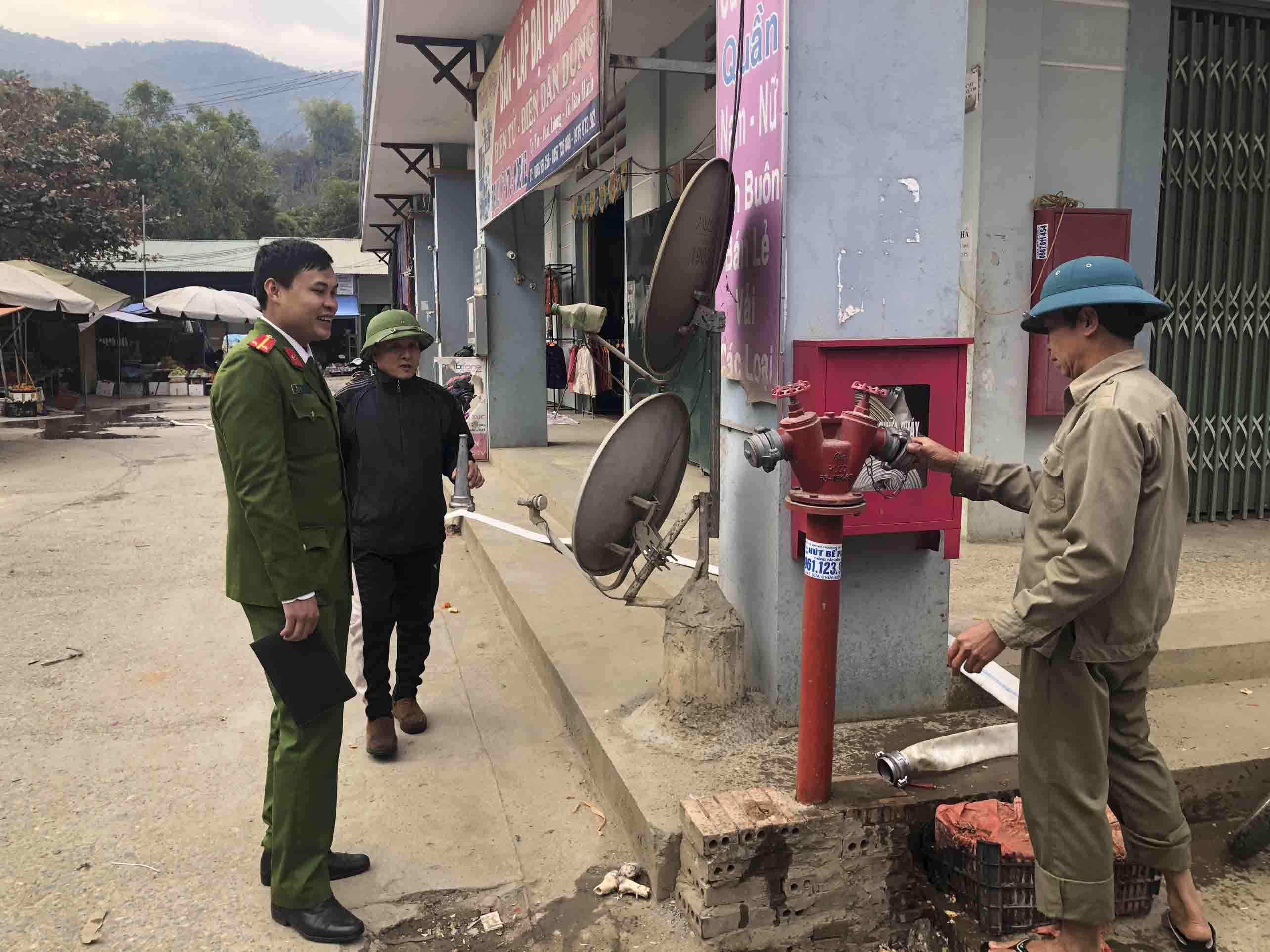 Các đơn vị kiểm tra phương tiện chữa cháy tại chỗ của Chợ trung tâm thị trấn Phong Thổ.