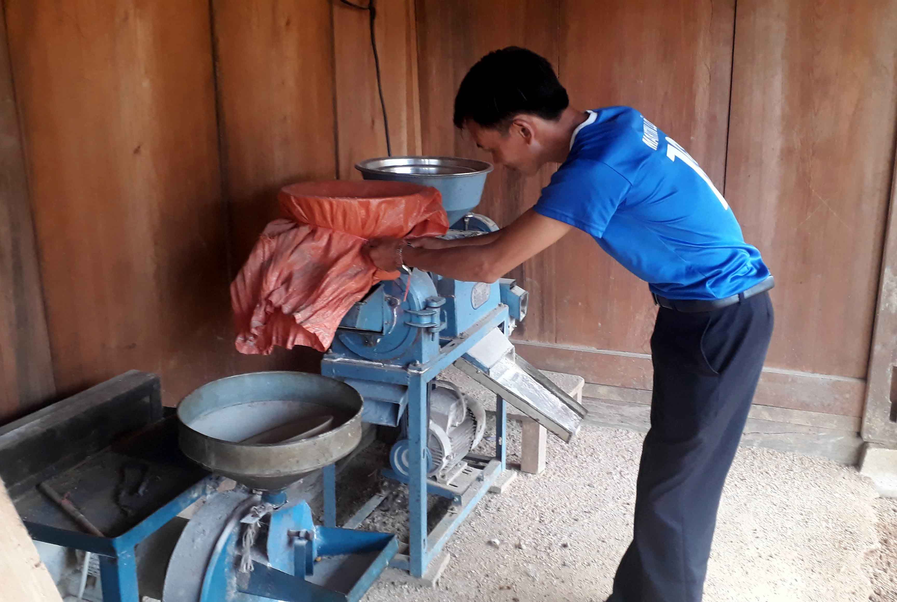 Người dân bản Hua Đán, xã Khoen On (huyện Than Uyên) sử dụng máy xay xát mini phục vụ sinh hoạt gia đình. 