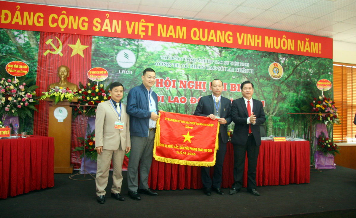 Đồng chí Lê Thanh Hưng – Phó Tổng Giám đốc VRG trao Cờ thi đua xuất sắc năm 2020 của Ủy ban Quản lý vốn Nhà nước cho tập thể Công ty.