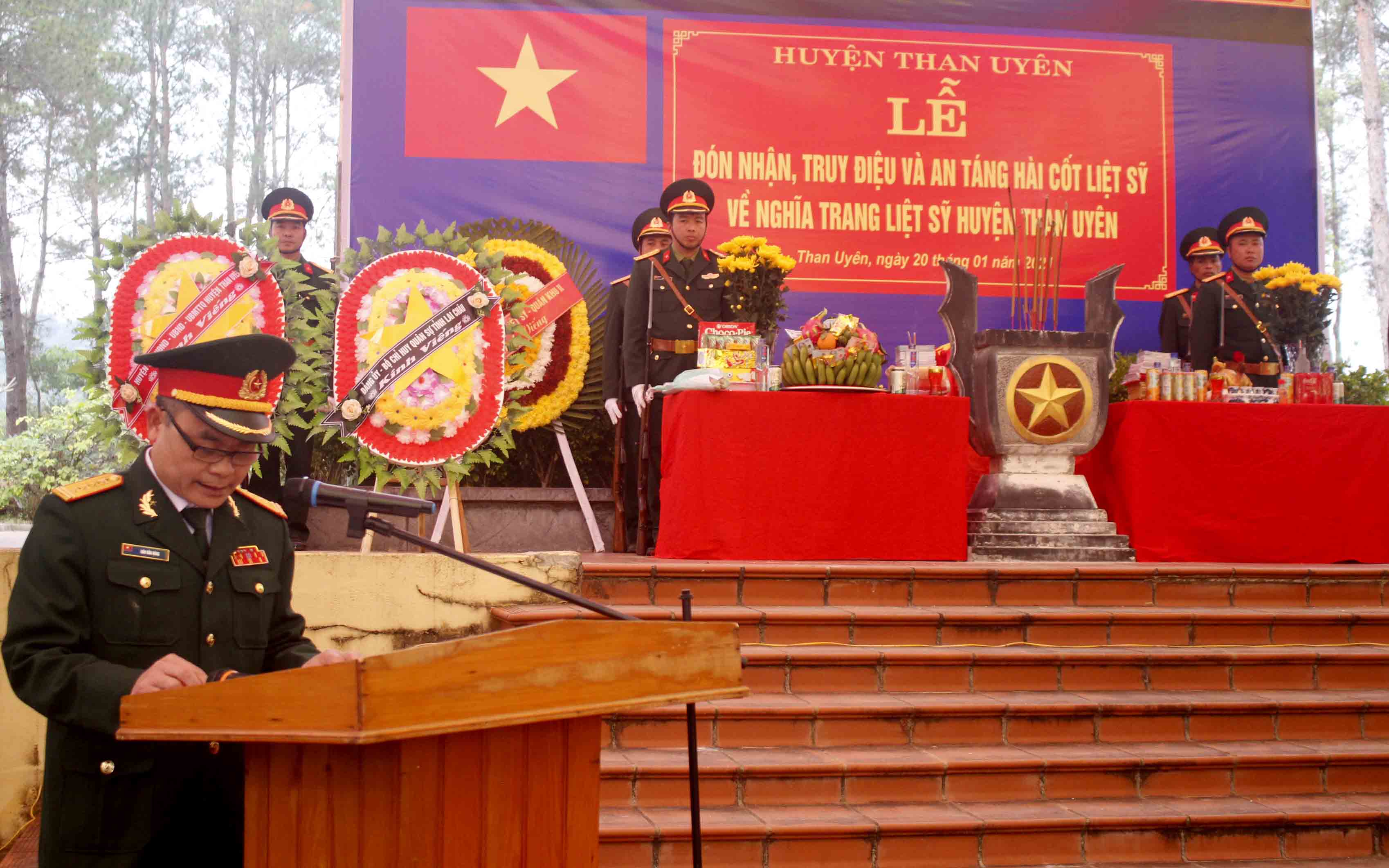 Quang cảnh Lễ đón nhận, truy điệu và an táng hài cốt liệt sĩ Lò Văn Phiêu tại nghĩa trang liệt sĩ huyện Than Uyên. 