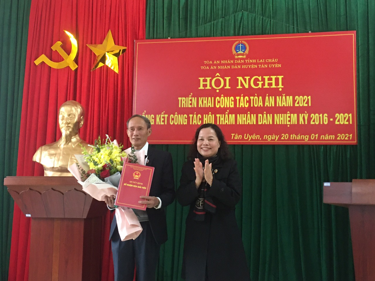 Đồng chí Nguyễn Thị Lụa - Chánh án TAND tỉnh trao Quyết định bổ nhiệm hòa giải viên cho đồng chí Trương Văn Cần.