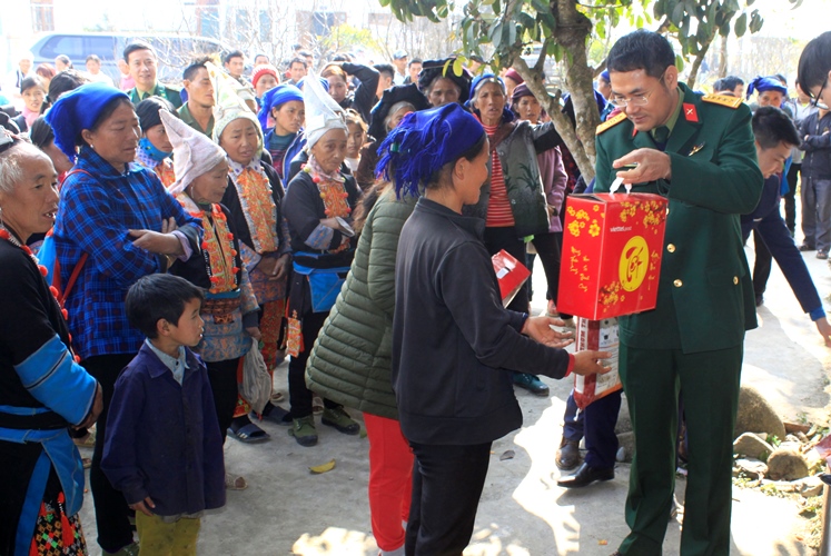 Ông Đào Như Quỳnh – Giám đốc Viettel Lai Châu tặng quà các hộ nghèo xã Sì Lở Lầu. 