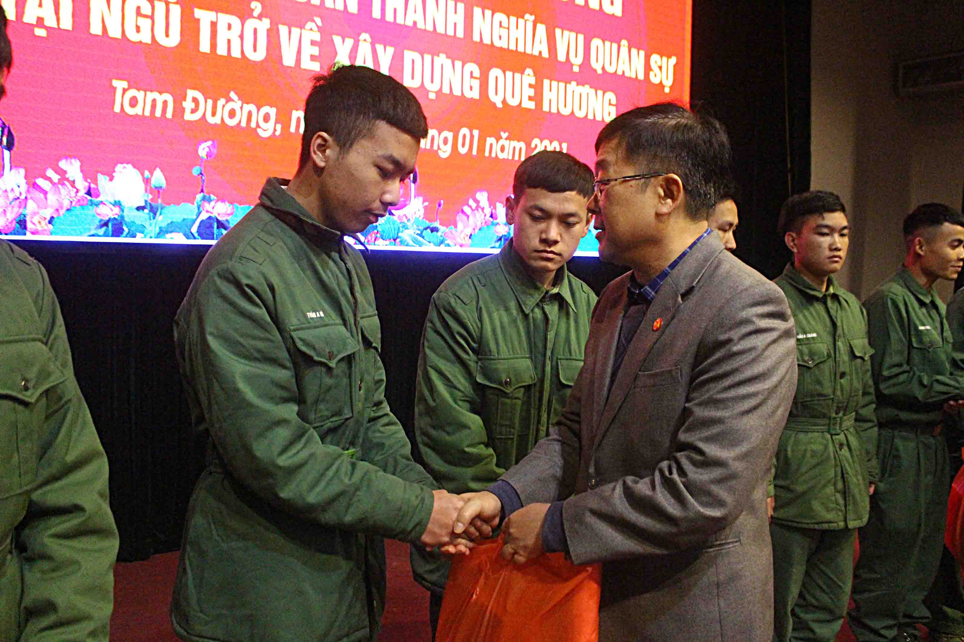 Lãnh đạo huyện Tam Đường trao quà cho các quân nhân xuất ngũ năm 2020.