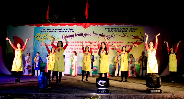 Tiết mục nhảy hiện đại của đội văn nghệ tổ dân phố 26, thị trấn Tân Uyên. 