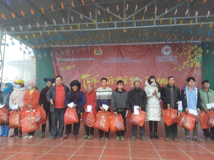 Lãnh đạo Hội chữ thập đỏ tỉnh và UBND huyện Phong Thổ trao quà cho các hộ có hoàn cảnh khó khăn